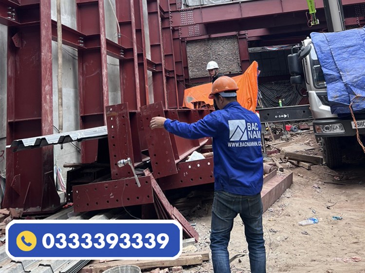 Tháo dỡ công trình nhà khung sắt tại 33 phố Mã Mây, Hoàn Kiếm, Hà Nội